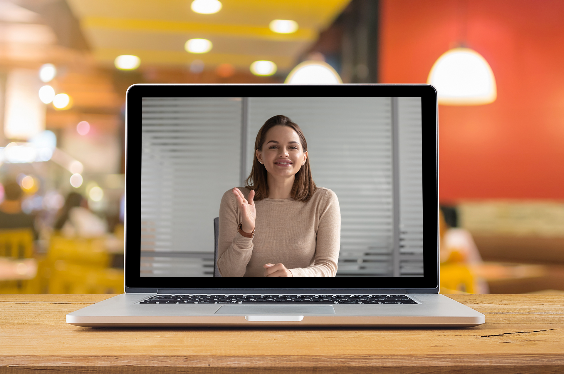 laptop cu imaginea unei femei in videoconferinta; reprezentare a unei sesiuni de mentorat online (prin videoconferinta)